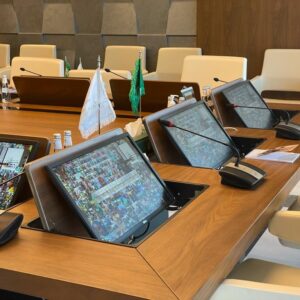 تجهيز قاعة الاجتماعات في مركز الملك سلمان للإغاثة والأعمال الإنسانية بأنظمة صوتية ومرئية – المهارة التقنية